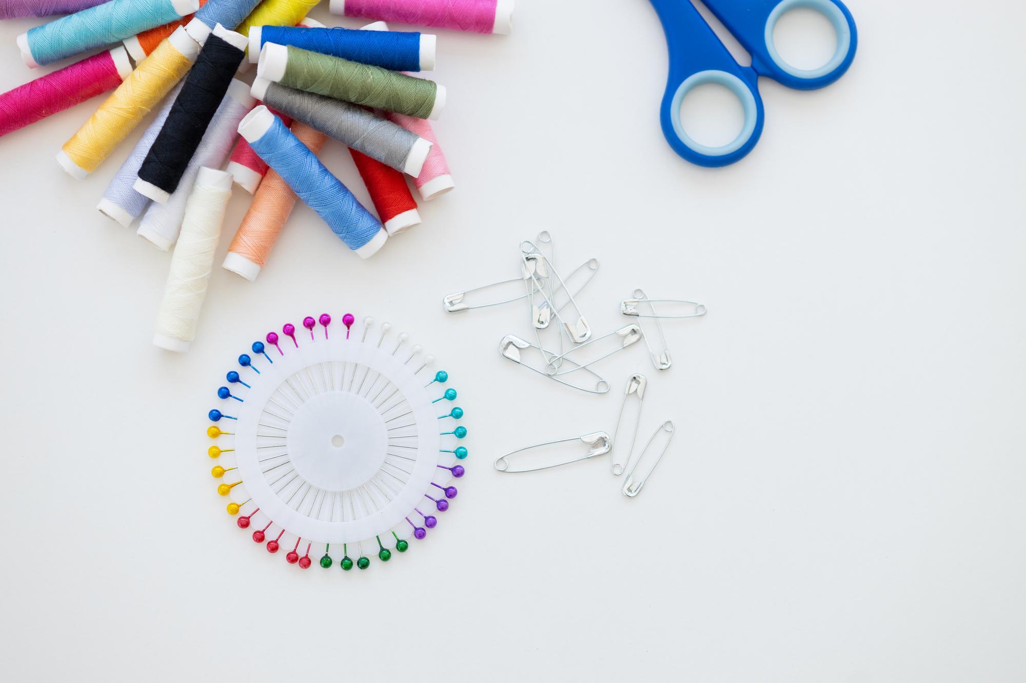 Compact composition: thread, needle and sample on paper